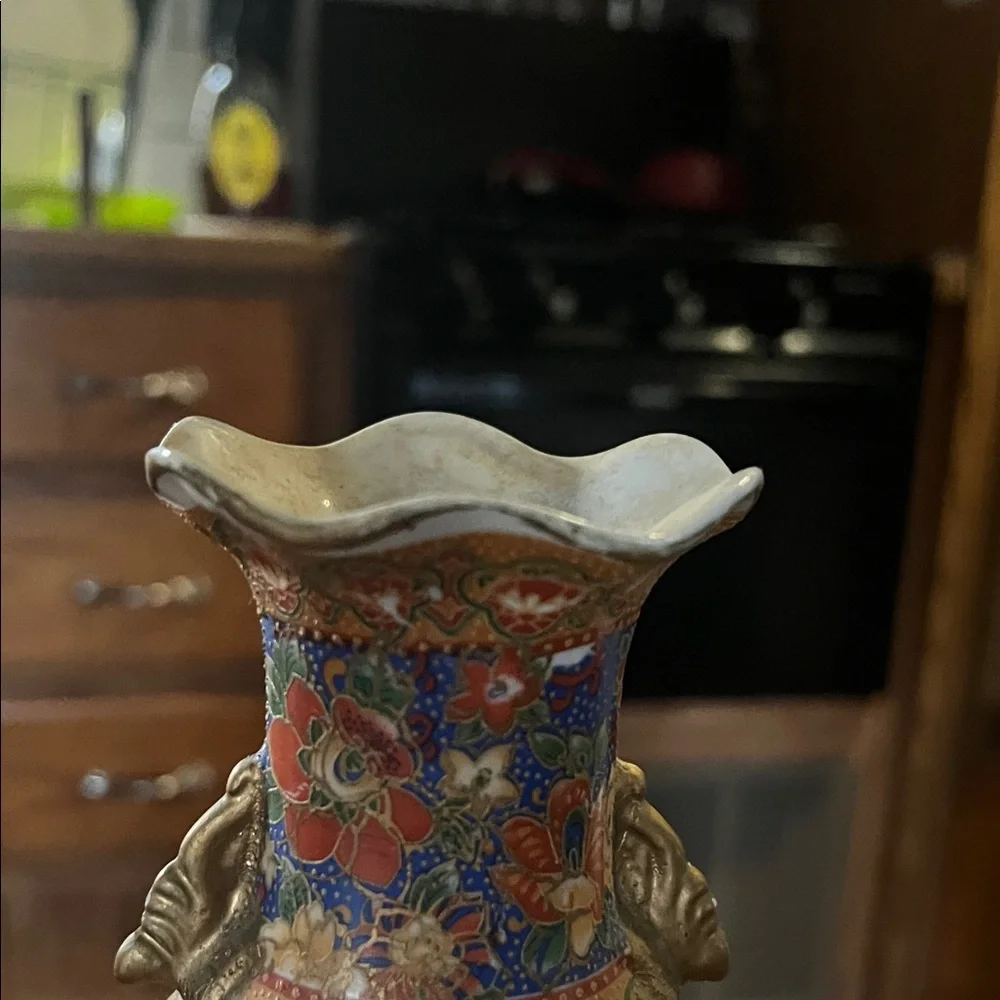 Elegant Handpainted Multicolor Porcelain Vase with Bird Motif - Picture 4 of 9